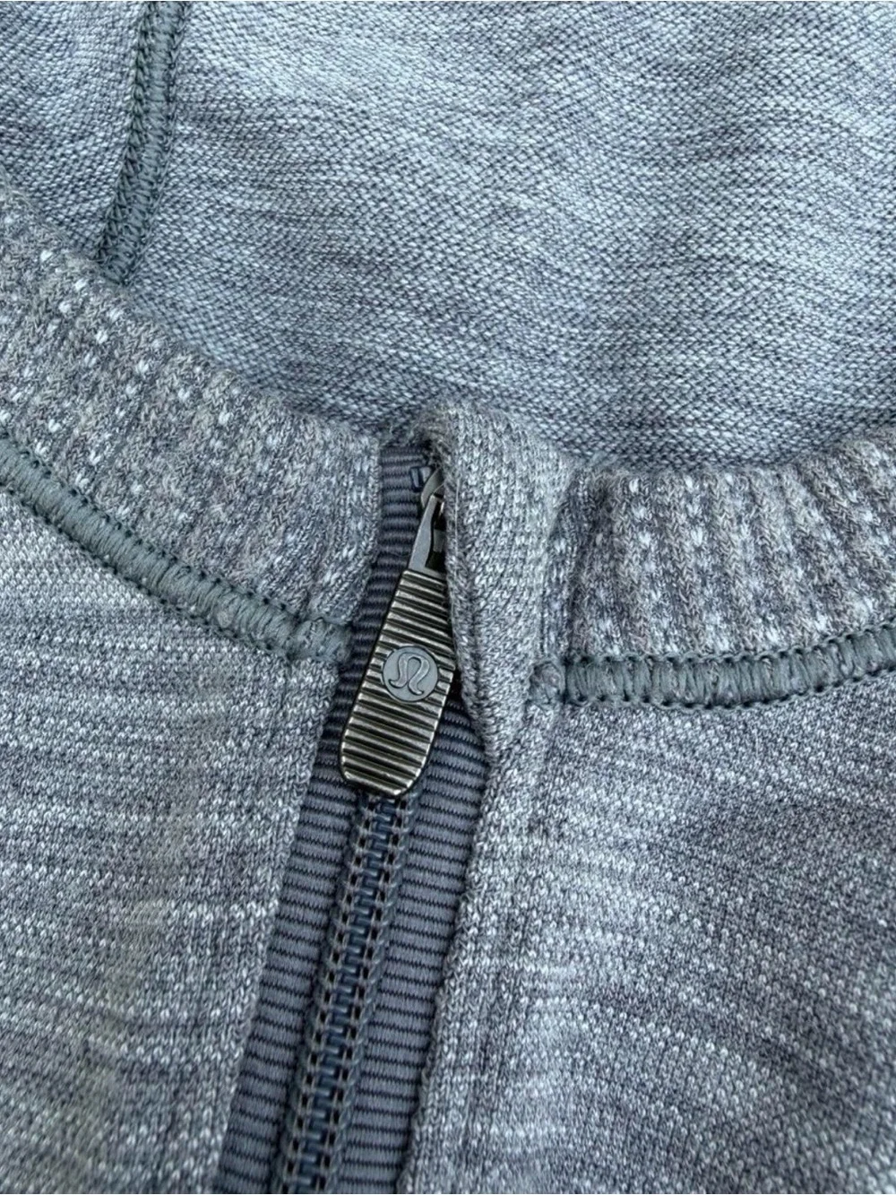 The Lululemon Women’s Sz. 6 Swiftly Tech Wool Pullover in heather gray